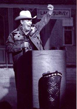 Will (“Sugarfoot”) Hutchins receiving his Golden Boot Award in 2002.