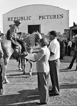 Waiting to go into action, Roy Rogers talks with a script supervisor and director Bill Witney. (Thanx to Jay Dee Witney.) 