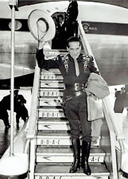 Duncan Renaldo—The Cisco Kid—lands at Heathrow Airport in the U.K. for TV appearances in 1958. (Thanx to Terry Cutts.)