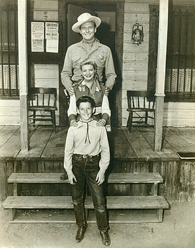 “Annie Oakley” TV show. Brad Johnson, Gail Davis, Jimmy Hawkins. Circa 1954.
(Thanx to Jimmy Hawkins.) 