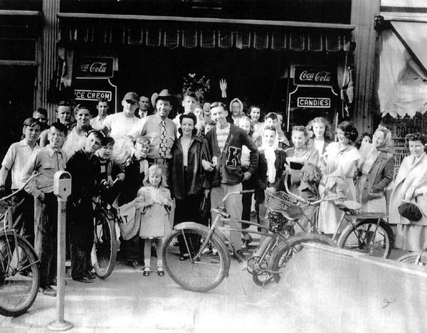 Wild Bill Elliott and singer Colleen Summers (aka Mary Ford) at a personal appearance in Kenton, Ohio. The tall youngster beside Ford is Bob Bailey, one of the founding board members of Kenton's annual Gene Autry Days. (Thanx to Billy Holcomb.)