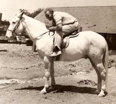 Stuntman Fred Kennedy goofing around on Eagle at Hudkins Stables. Fred kept and trained his falling horses at Hudkins. Kennedy was killed doing a fall from a horse in John Wayne’s “The Horse Soldiers”. (Thanx to Sam Lawson and Pat Mefferd.)