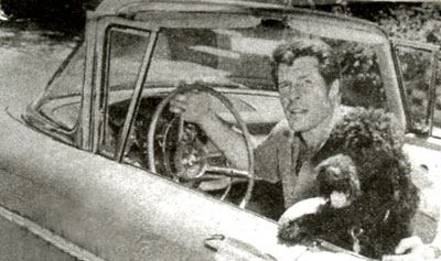 Robert Horton (Flint McCullough of “Wagon Train”) with his pet poodle Jamie. Circa 1959. (Thanx to Terry Cutts.)