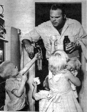 “Bonanza”’s Hoss Cartwright, Dan Blocker, dispenses cool drinks to his four children. (Thanx to Terry Cutts.)