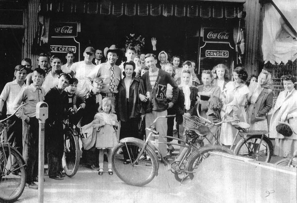 Bill Elliott at Kenton, OH, in 1947 for a furniture store opening. (Thanx to Bobby Copeland.)