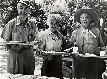 Ken Murray, Laurie Anders and Hoot Gibson take a lunch break while making “The Marshal’s Daughter” (‘53).