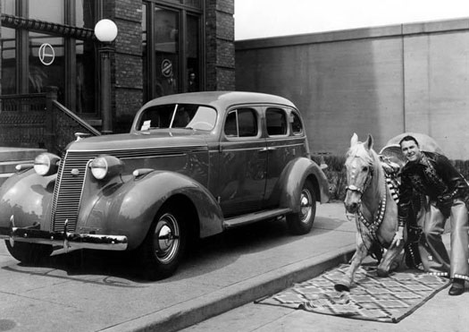 Ken Maynard and Tarzan beside Ken’s new 1937 Studebaker. (Thanx to Bobby Copeland.)