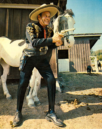 An elder Duncan Renaldo relives some “Cisco Kid” memories, but check out the footgear!